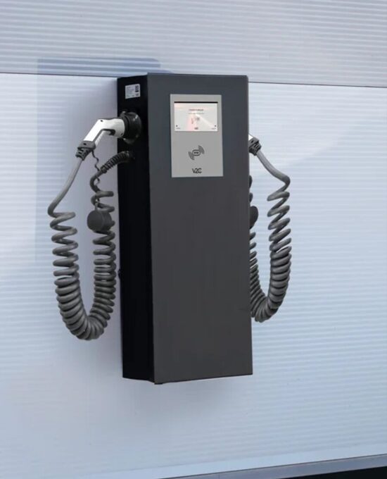 V2C POLE Wallbox (2×22 kW) cables, 8” Display, 4G, LAN/Wifi, RFID